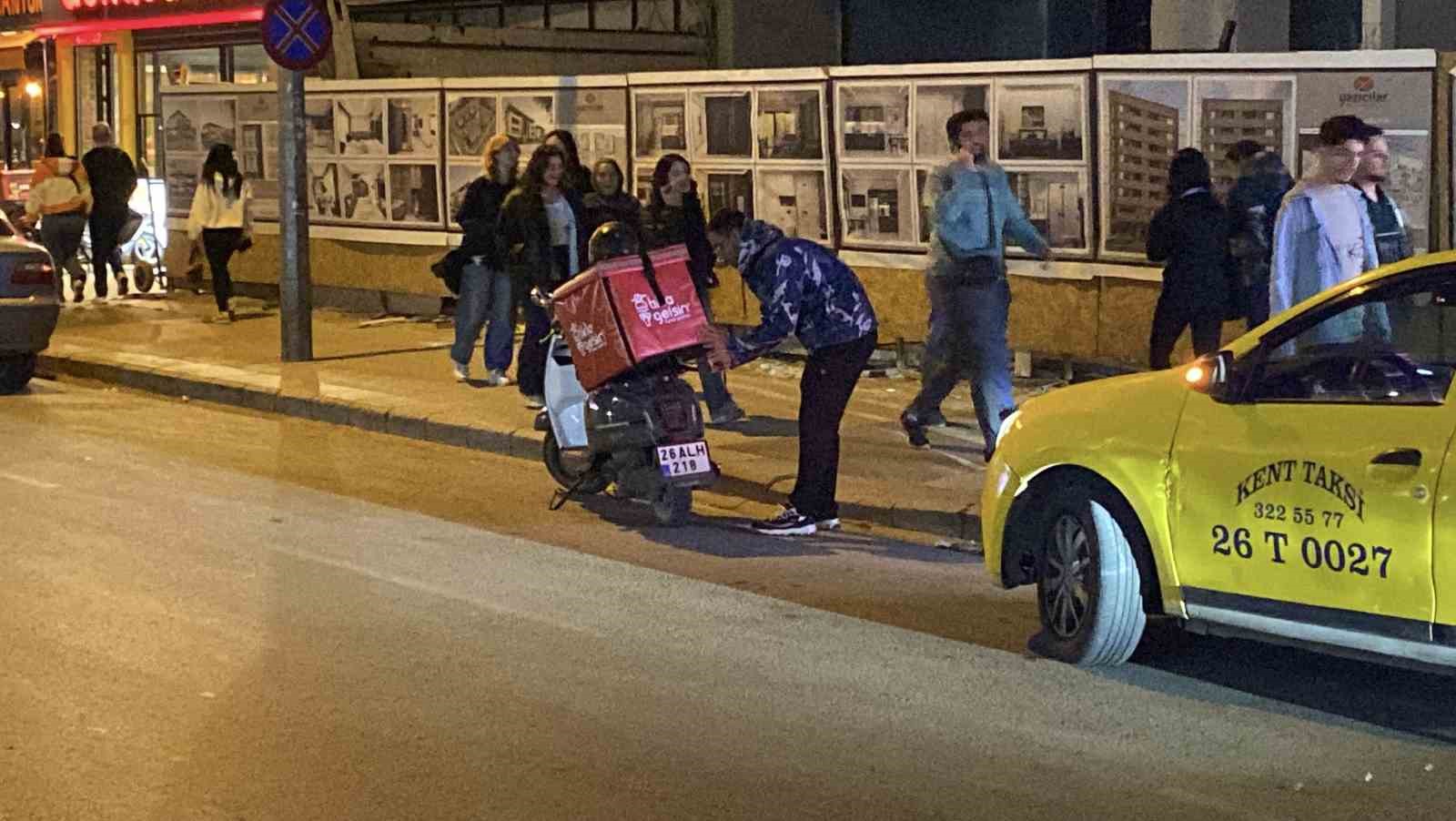 onundeki-araca-arkadan-carpan-motosikletli-kurye-yaralandi
