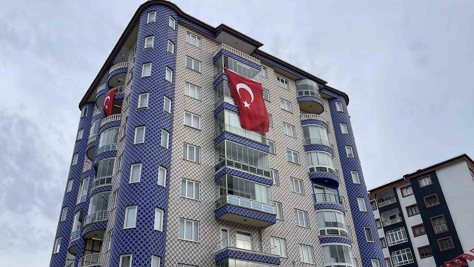 sivasa-sehit-atesi-dustu-baba-ocagina-turk-bayragi-asildi