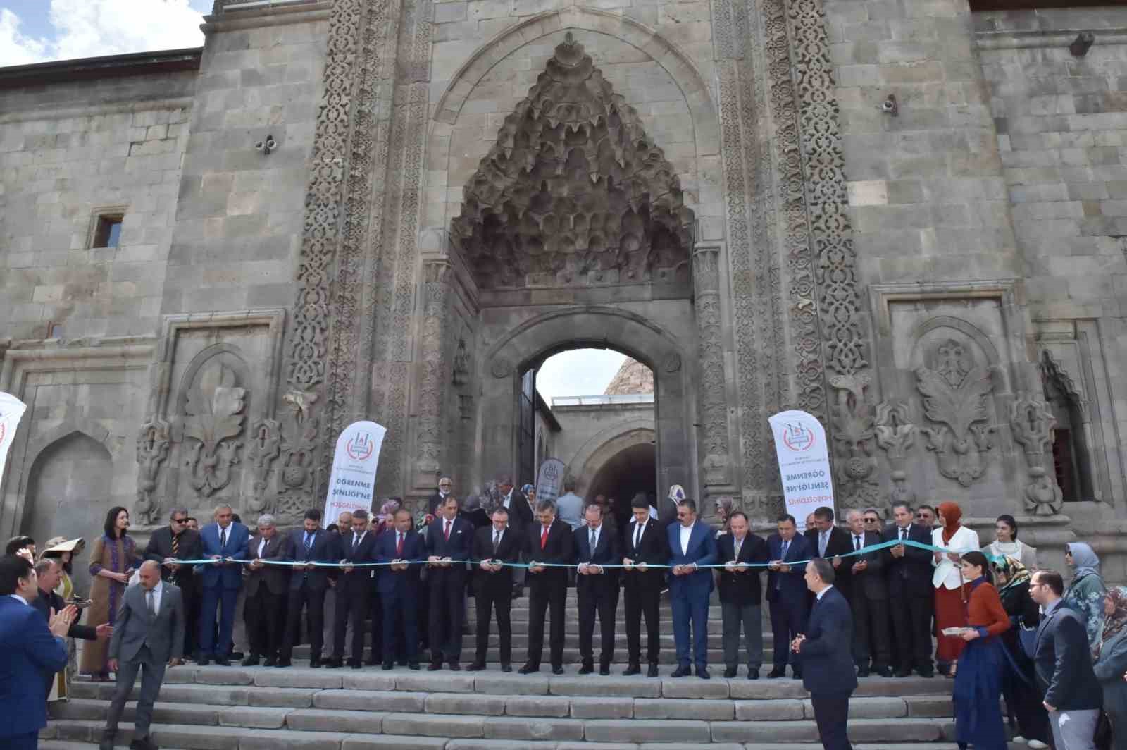 tarihi-cifte-minareli-medresede-hayat-boyu-ogrenme-haftasi-etkinligi