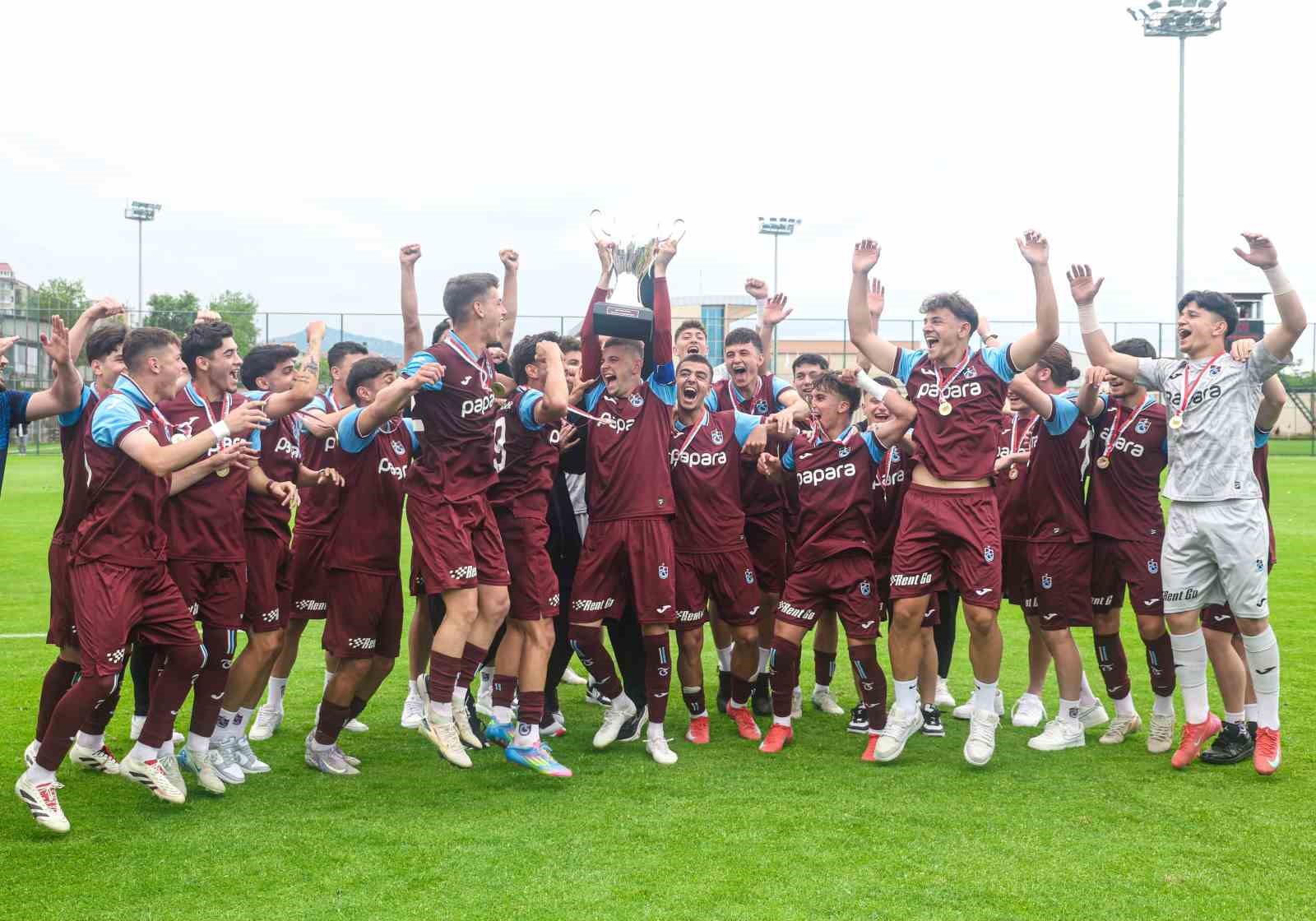 trabzonspor-u19-takimi-sampiyonluk-kupasini-aldi