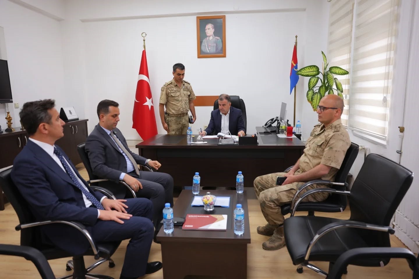 vali-eldivan-demirozunde-jandarma-personeliyle-bir-araya-geldi