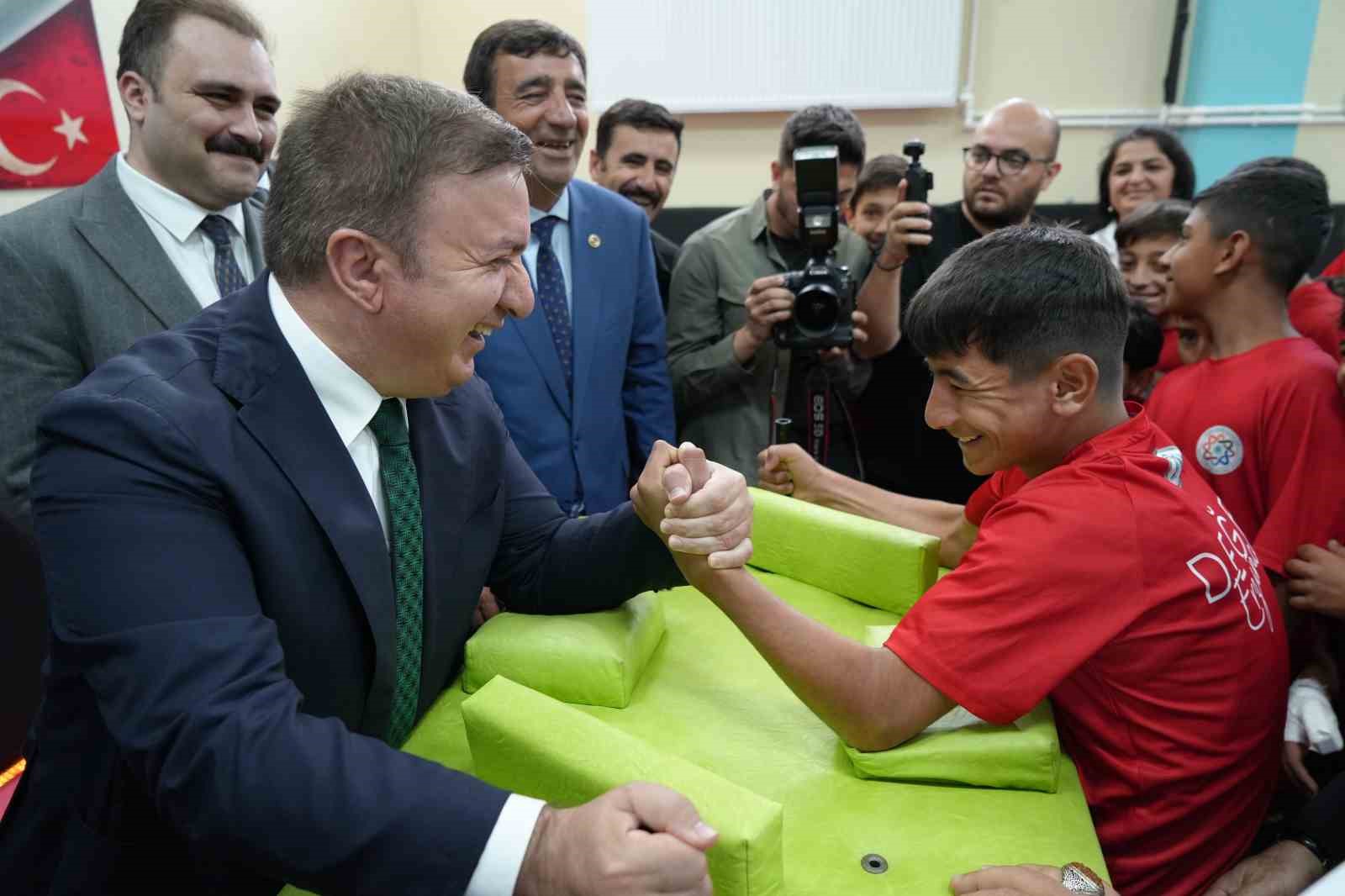valiyle-ogrencilerin-bilek-guresi-renkli-goruntuler-olusturdu