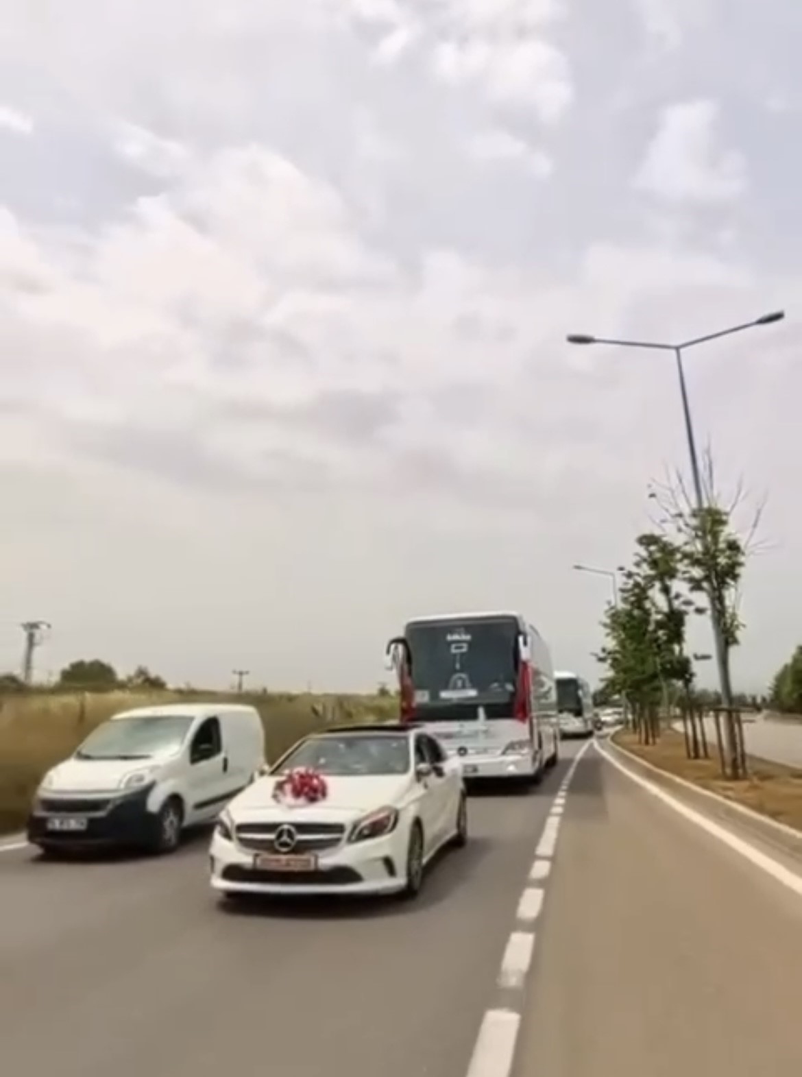yolcu-otobusu-dugun-konvoyuna-girdi-konvoyda-tehlikeli-anlar-kamerada