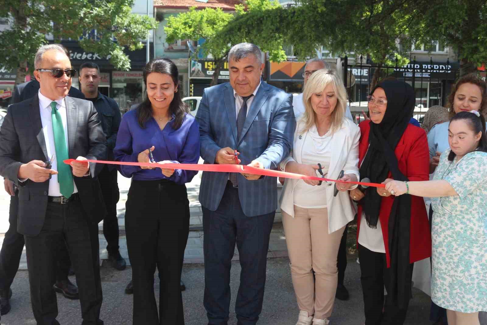 afyonkarahisarda-ozel-yureklerden-anlamli-sergi