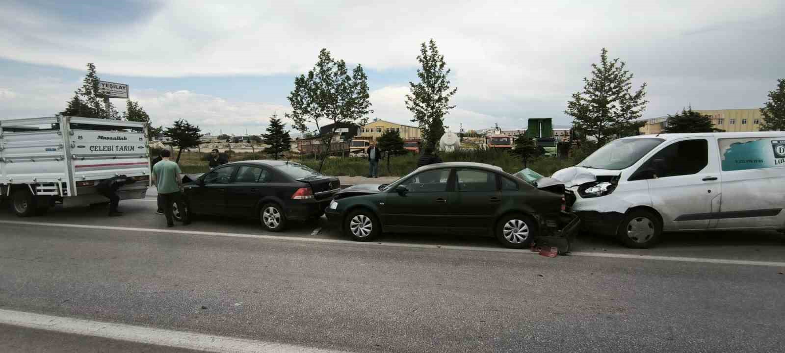 afyonkarahisarda-zincirleme-trafik-kazasi-4-dort-arac-birbirine-girdi
