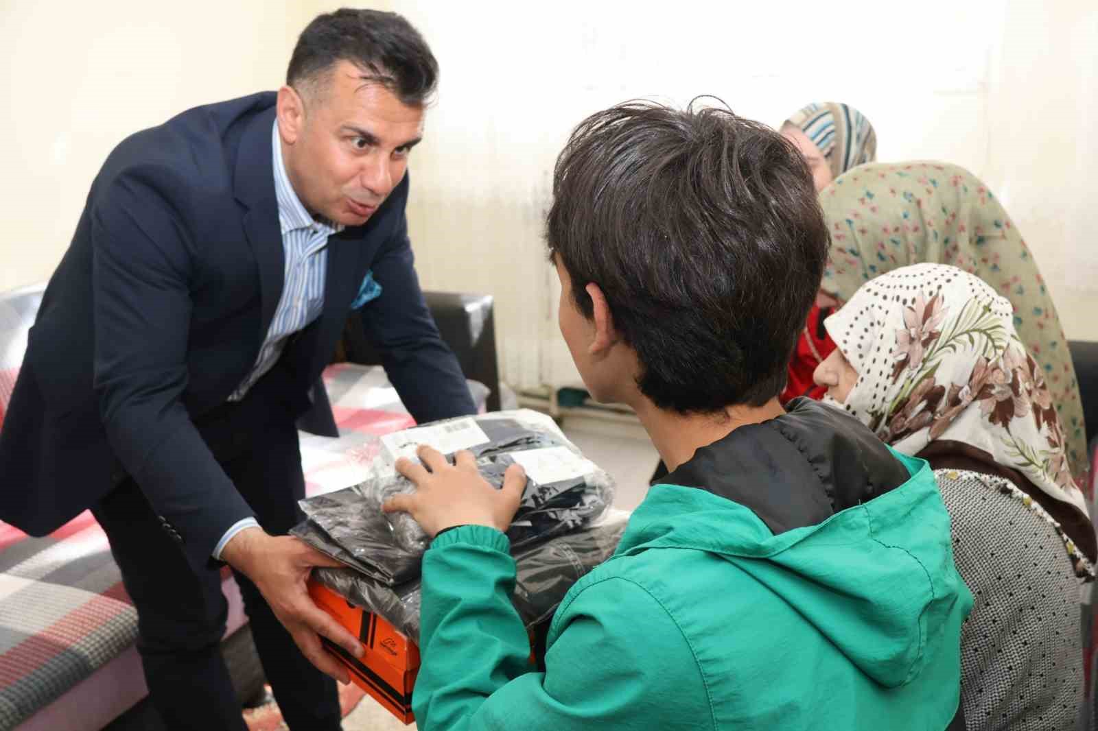 aile-yili-kapsaminda-bayram-oncesi-anlamli-ziyaret-84-ogrenciye-spor-seti-dagitildi