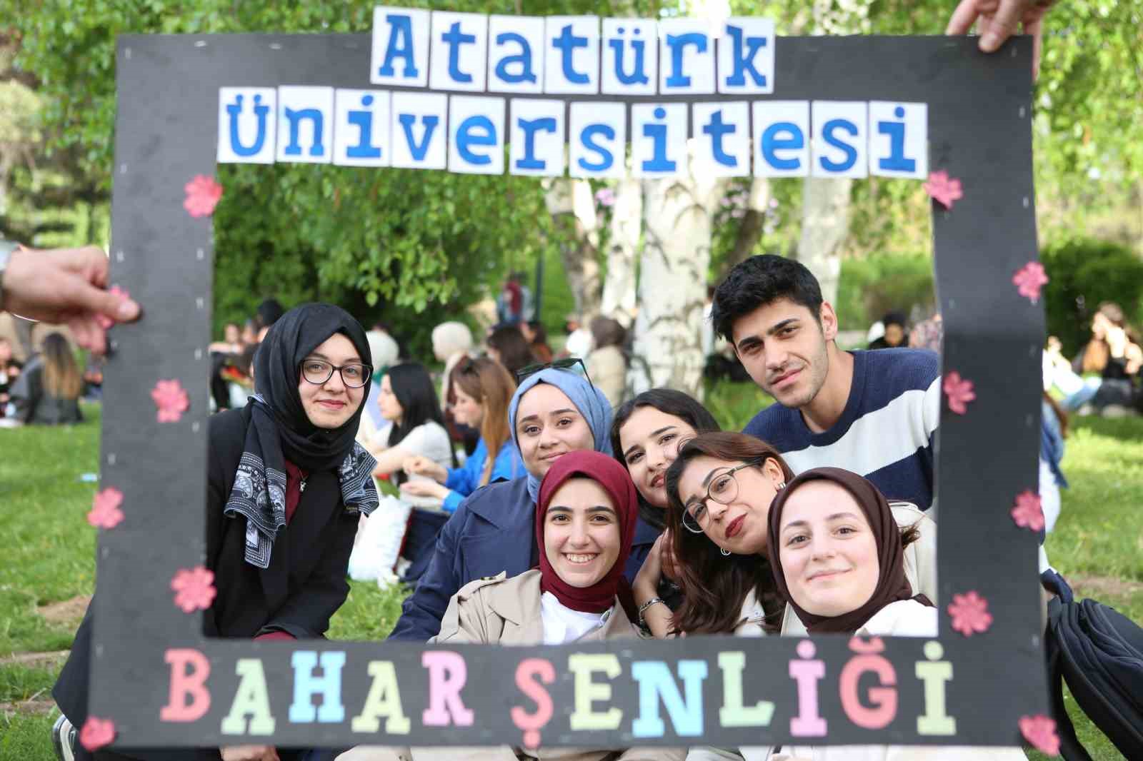 ataturk-universitesinde-bahar-senligi-buyuk-bir-coskuyla-tamamlandi