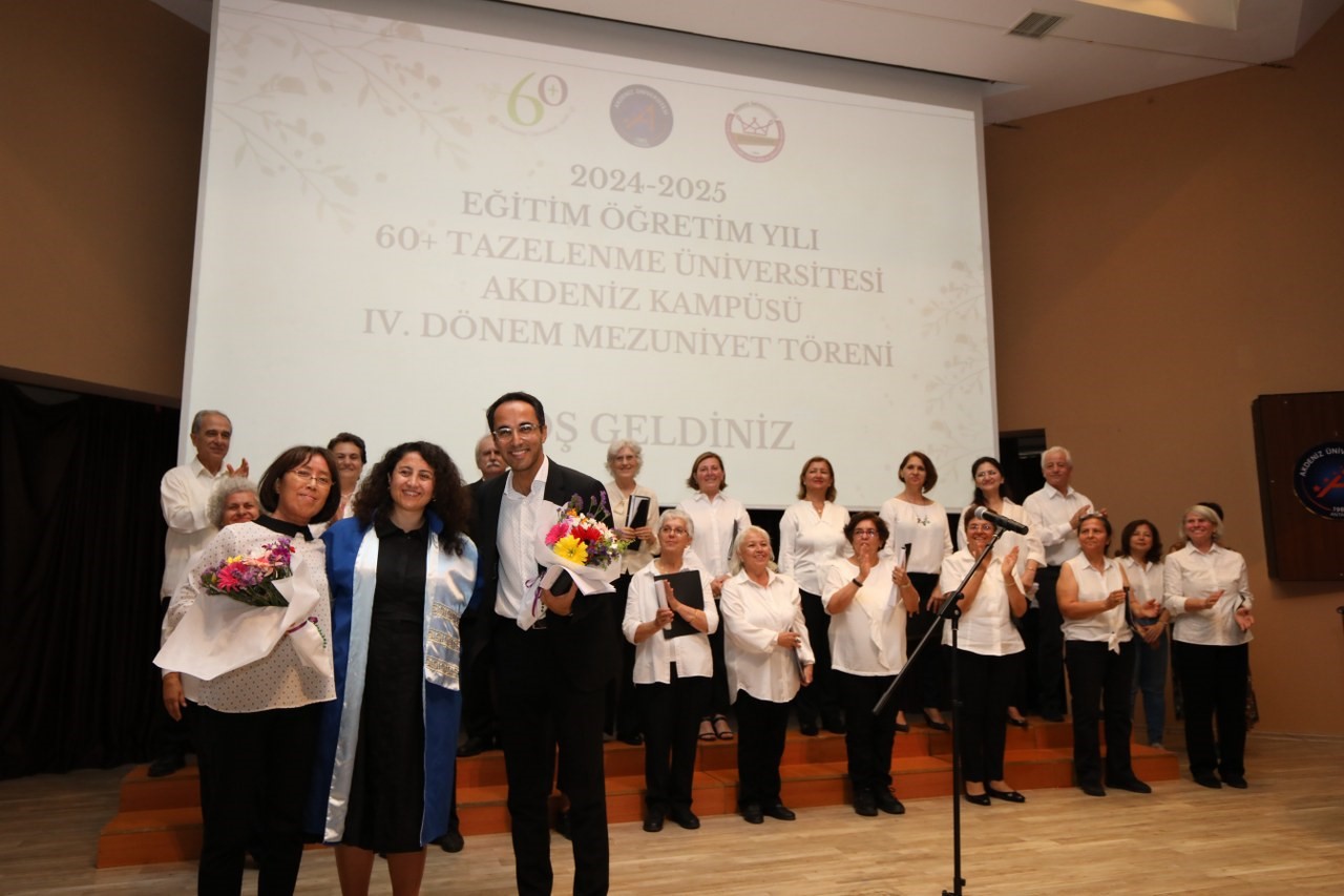 au-60-tazelenme-universitesinde-mezuniyet-sevinci