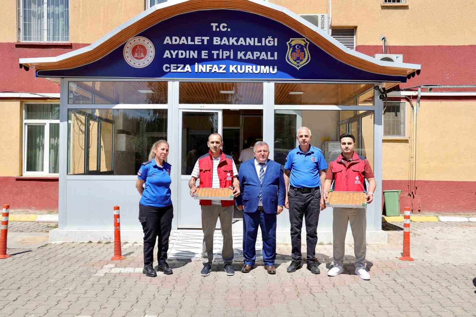 aydinda-mahkumlara-cevizli-baklava-ikrami