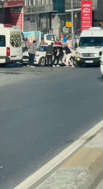 bagcilarda-yol-vermeme-kavgasi-kamerada