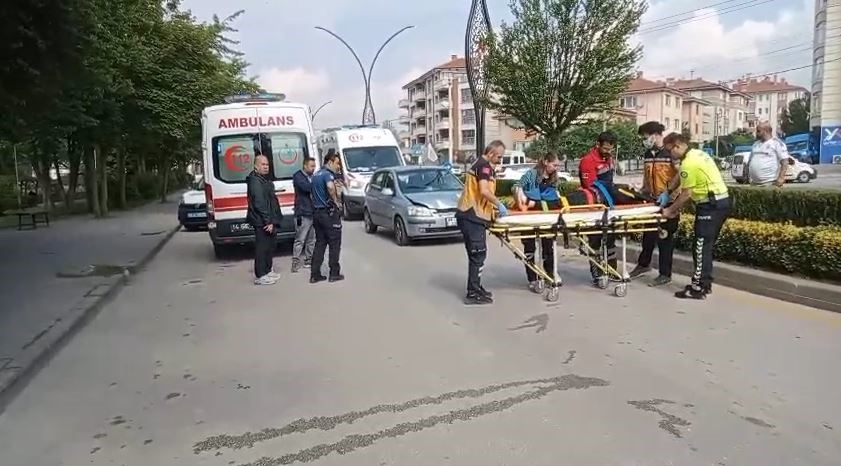 boluda-yolun-karsisina-gecmeye-calisan-anne-ve-kizina-otomobil-carpti-2-yarali