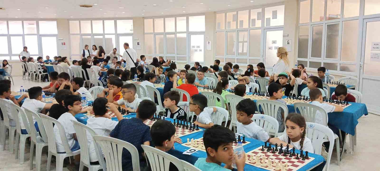 buyuksehirin-satranc-turnuvasinda-ogrenciler-hamlelerini-yaristirdi