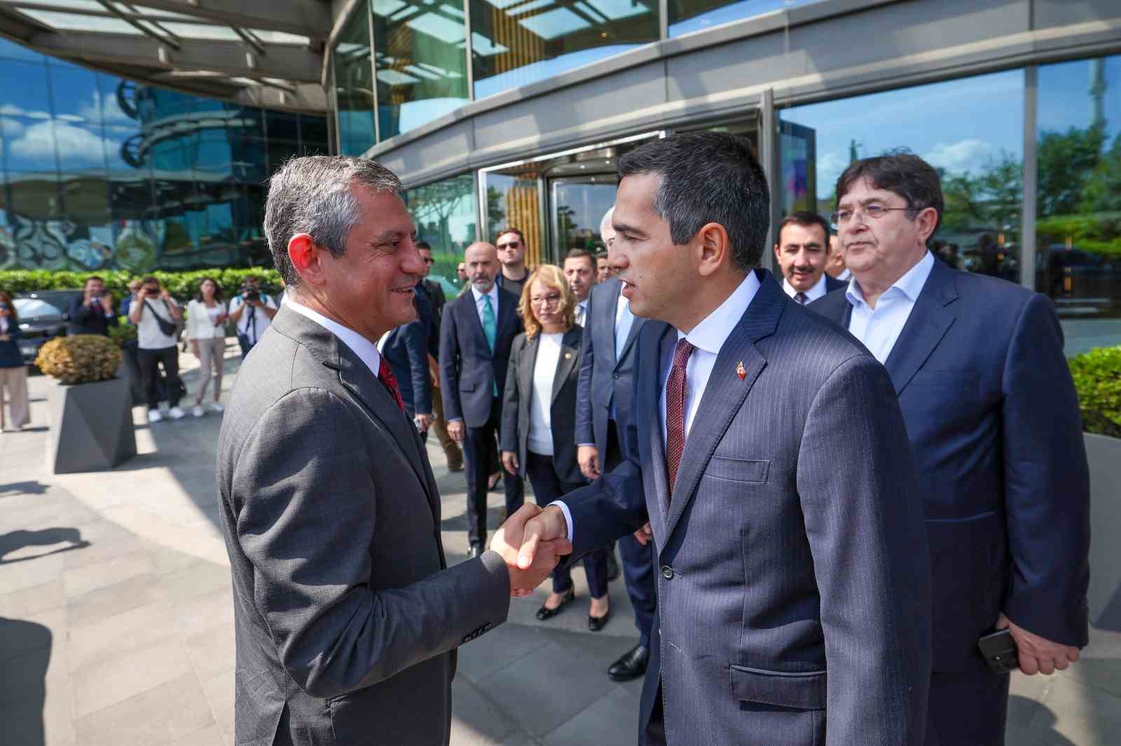 chp-genel-baskani-ozgur-ozel-tiski-ziyaret-etti