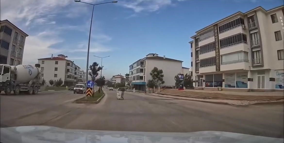 elazigda-siddetli-firtina-cop-konteynerini-adeta-gezintiye-cikardi
