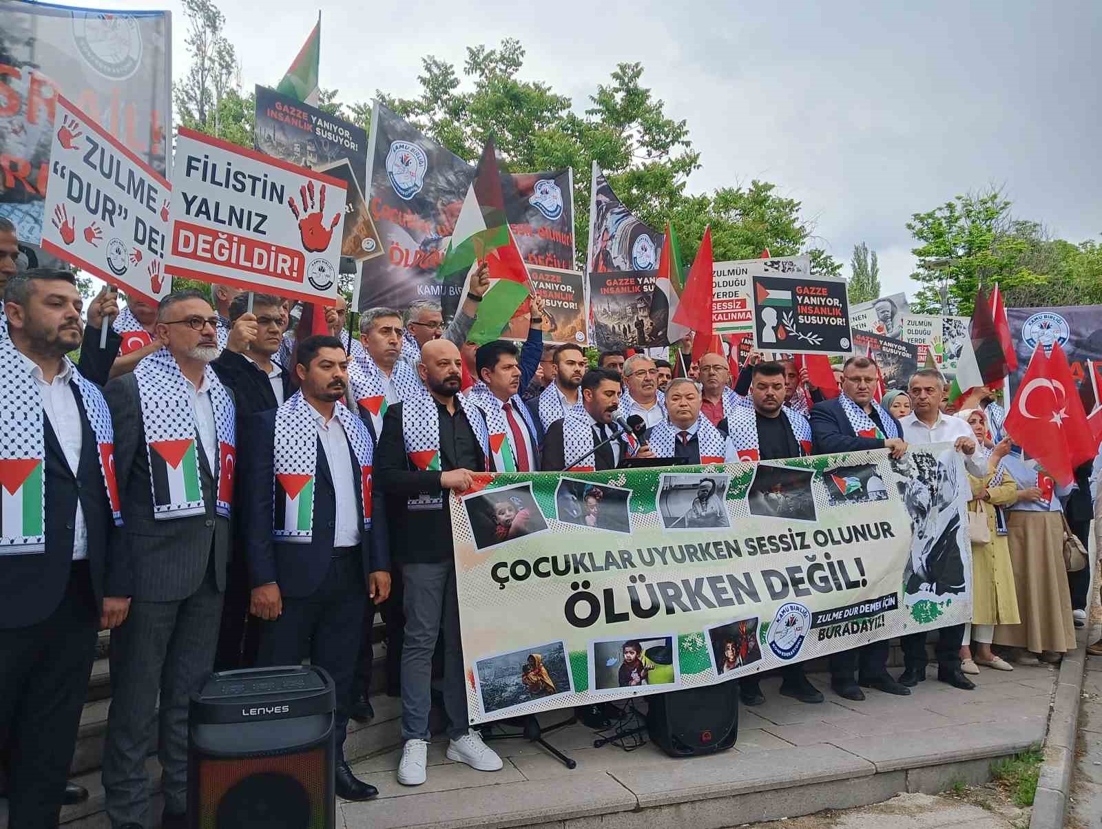 israil-buyukelciligi-onunde-siyah-celenkli-protesto