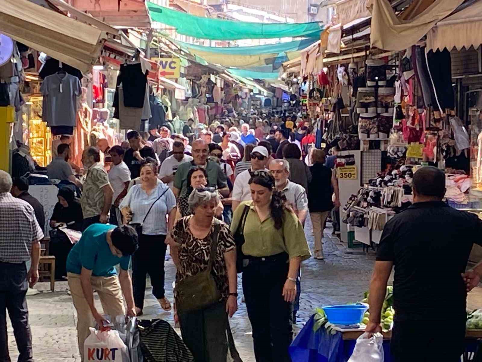 kemeralti-carsisinda-kurban-bayrami-hareketliligi