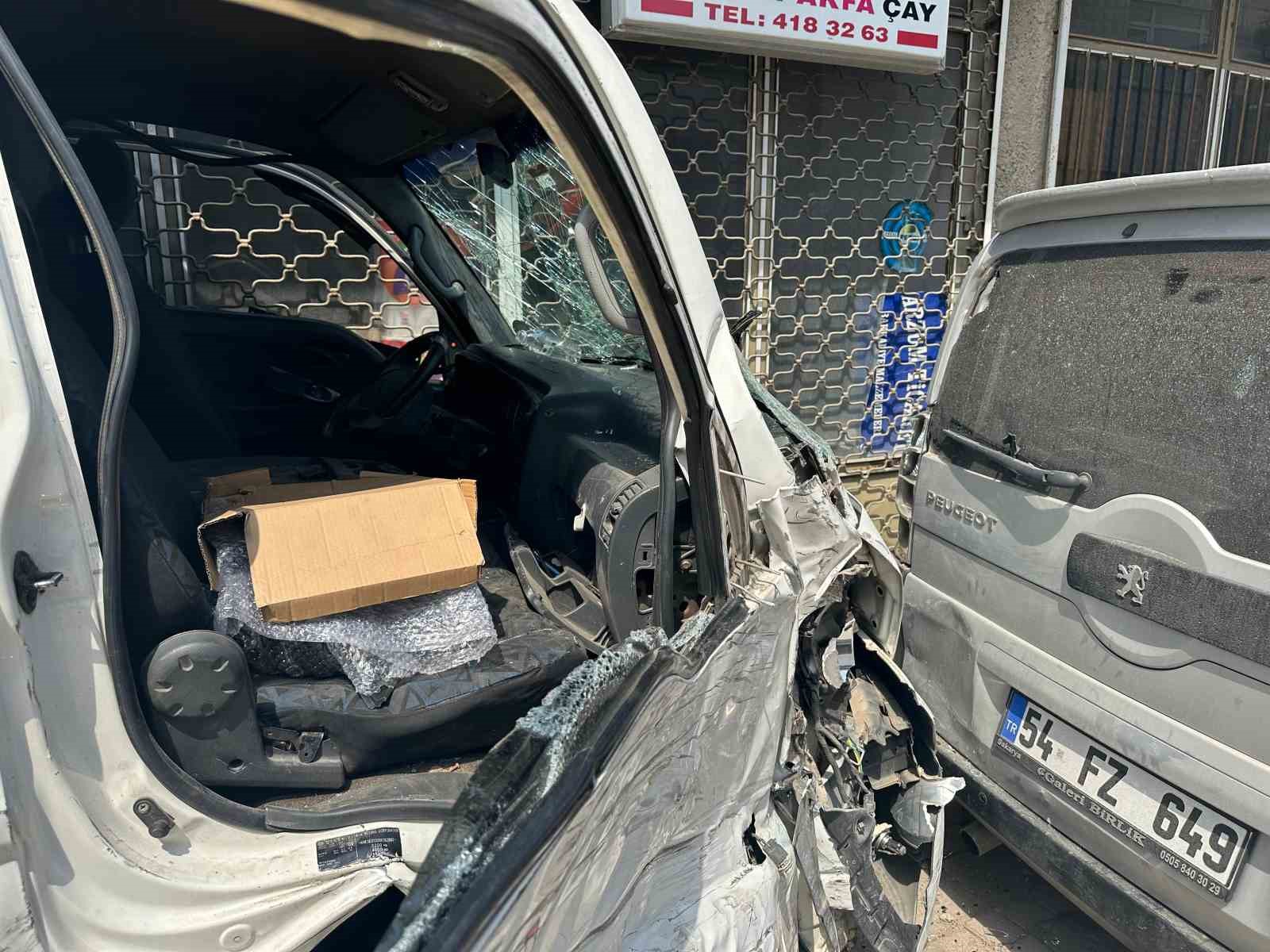 kontrolden-cikan-kamyonet-once-park-halindeki-5-araca-sonra-duvara-carpti