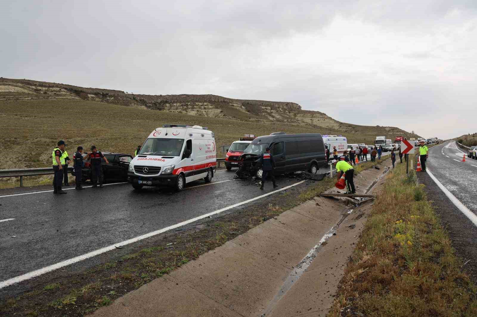 kotrolden-cikan-otomobil-karsi-seritte-minibusle-carpisti-3u-agir-7-yarali