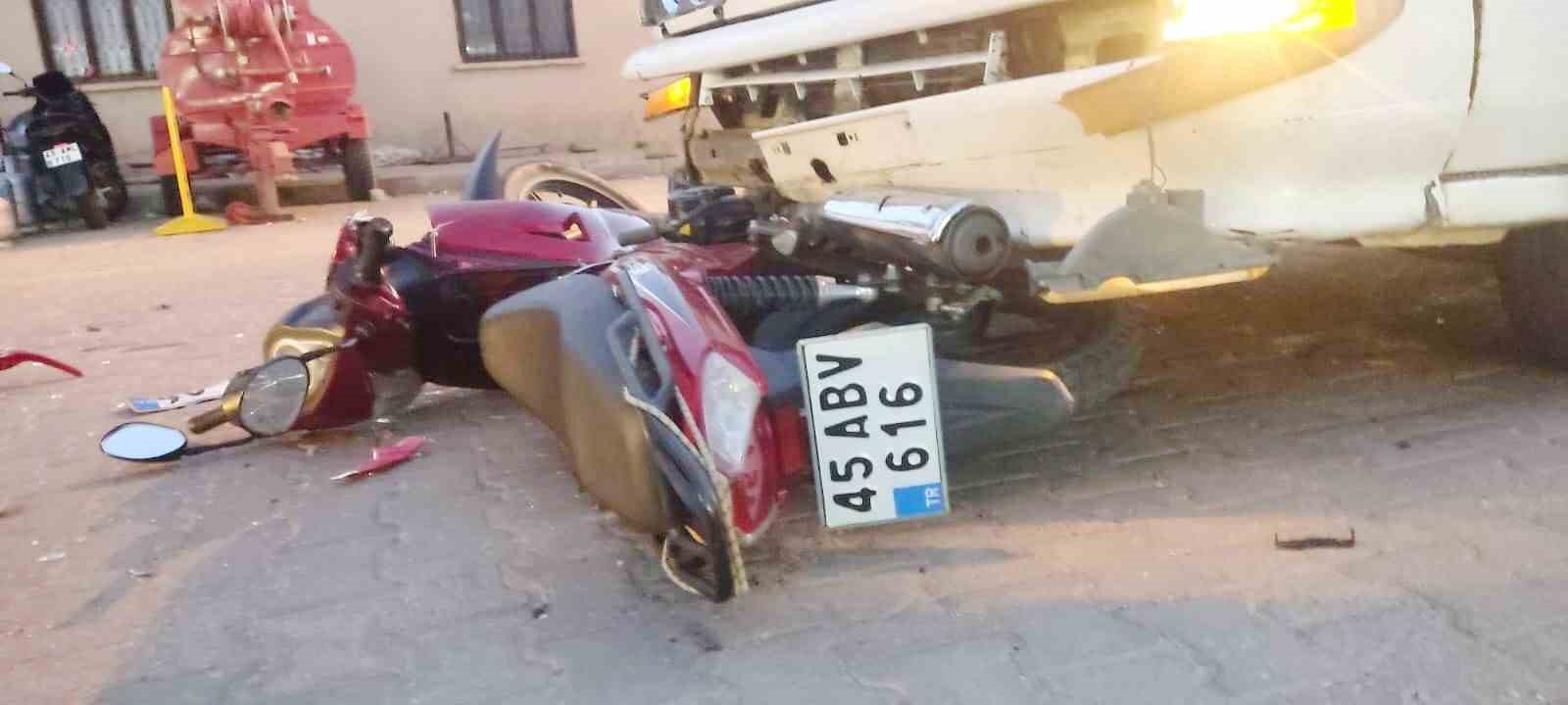 manisada-motosiklet-minibusun-altinda-kaldi