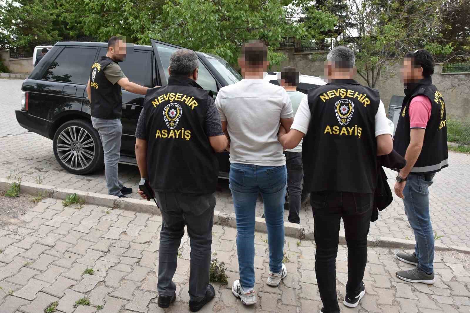 masaj-salonuna-fuhus-operasyonu-3-gozalti