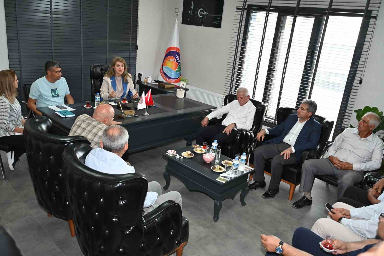 milletvekili-olmeztoprak-sulama-birlikleri-ve-ureticilerle-bir-araya-geldi