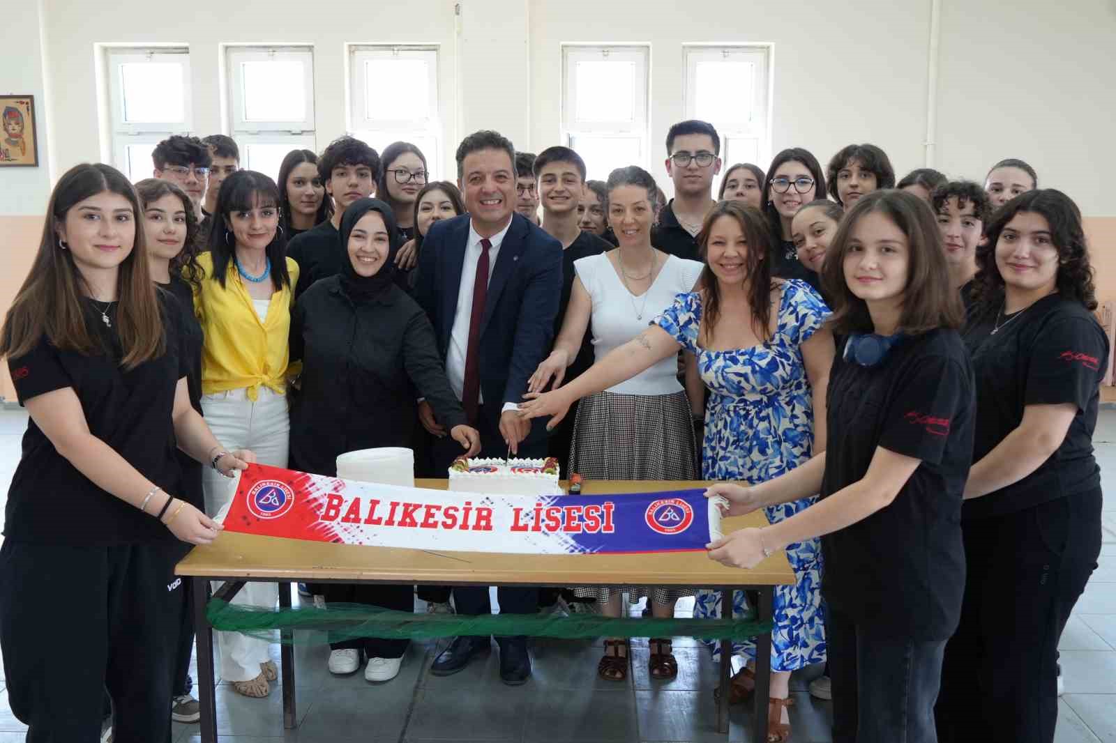 milyonluk-izlenmeye-pastali-kutlama
