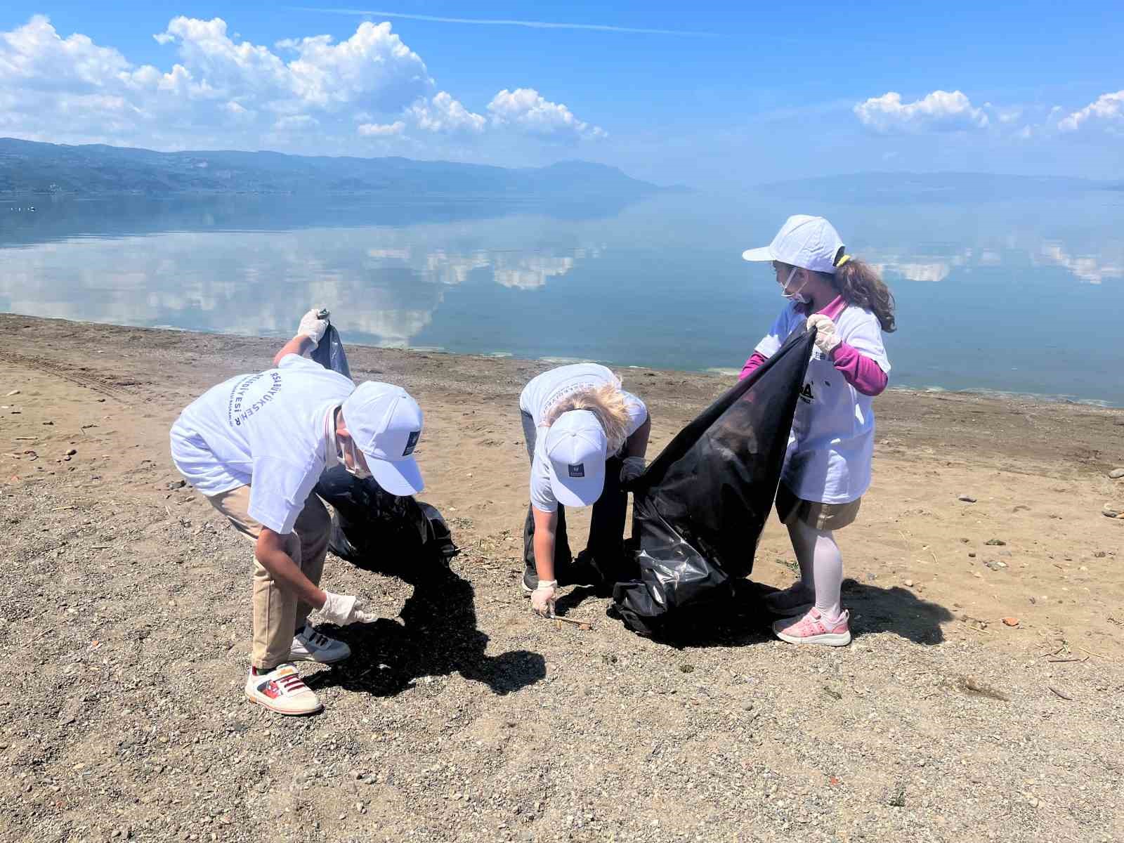 minik-gonullulerden-iznikte-sahil-temizligi