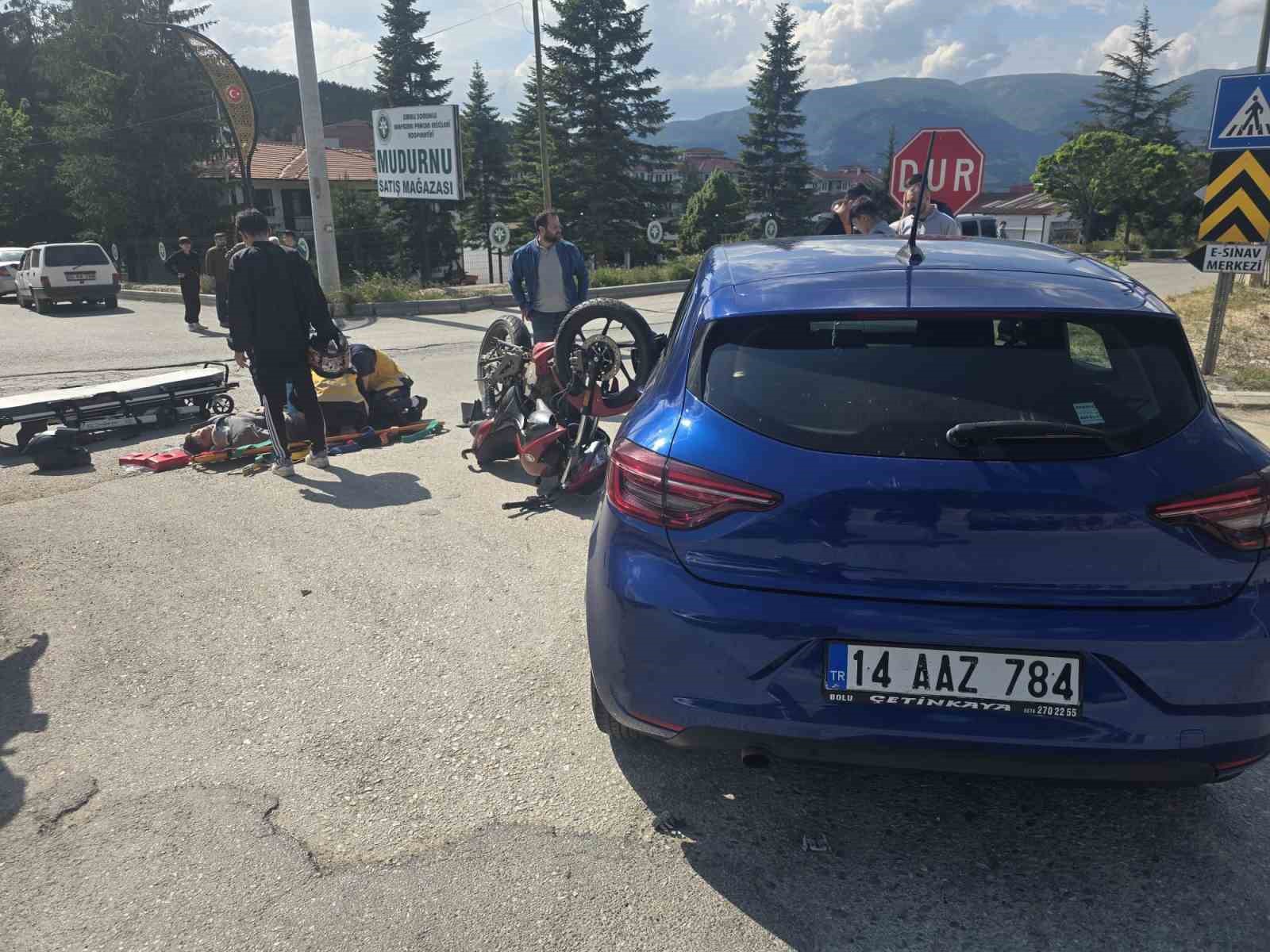 otomobille-carpisan-motosiklet-surucusu-yaralandi