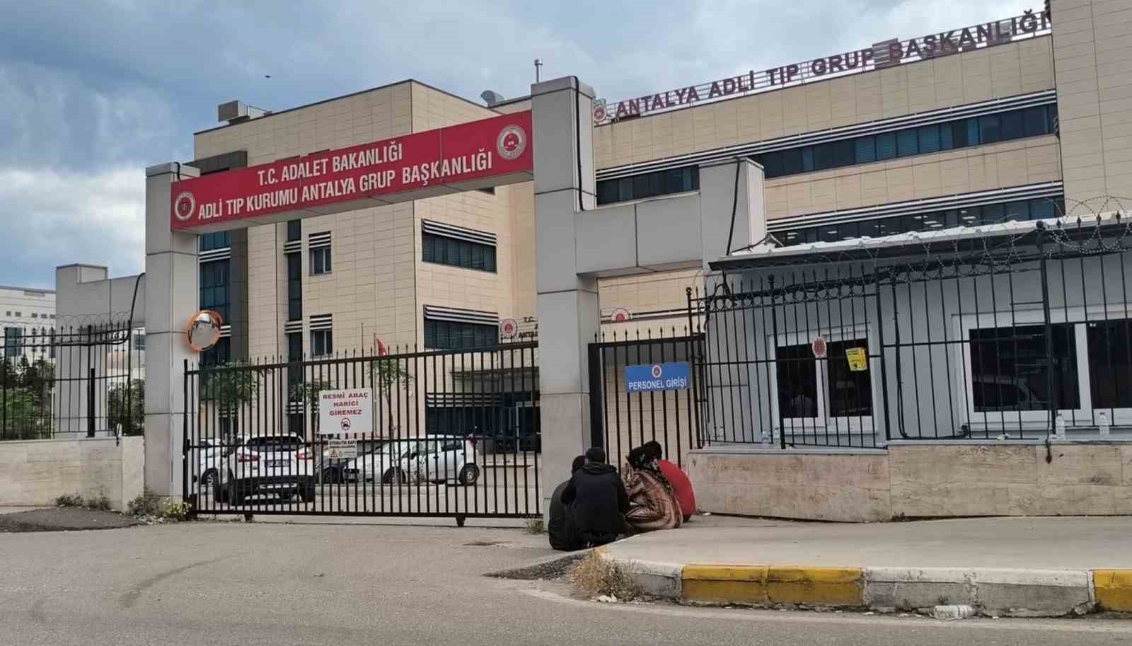 oyun-oynarken-balkondan-dusen-kucuk-cocugun-cenazesi-gozyaslari-icinde-teslim-alindi