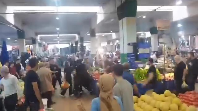 pazarci-esnafi-tarafindan-kizinin-yaninda-darp-edildi