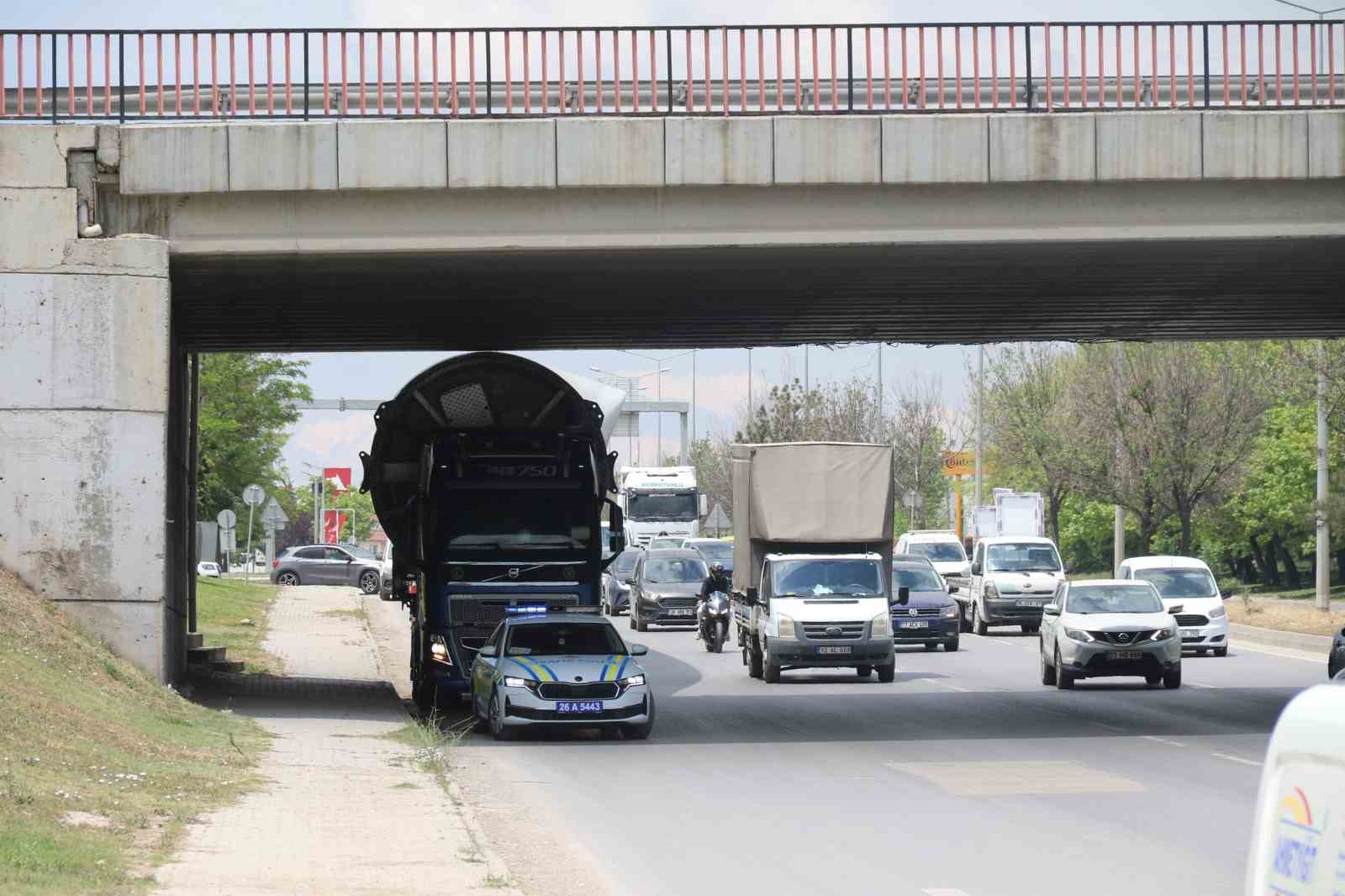 ruzgar-turbini-kopruye-takildi