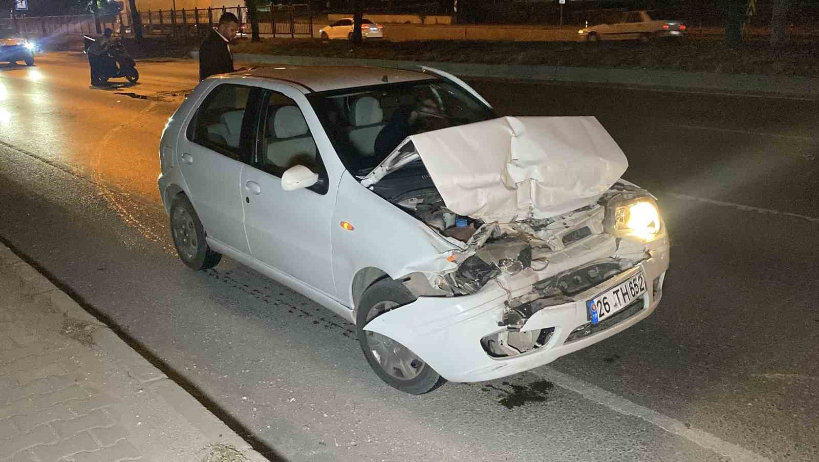 tira-arkadan-carpan-otomobil-kullanilmaz-hale-geldi-surucusu-yaralandi