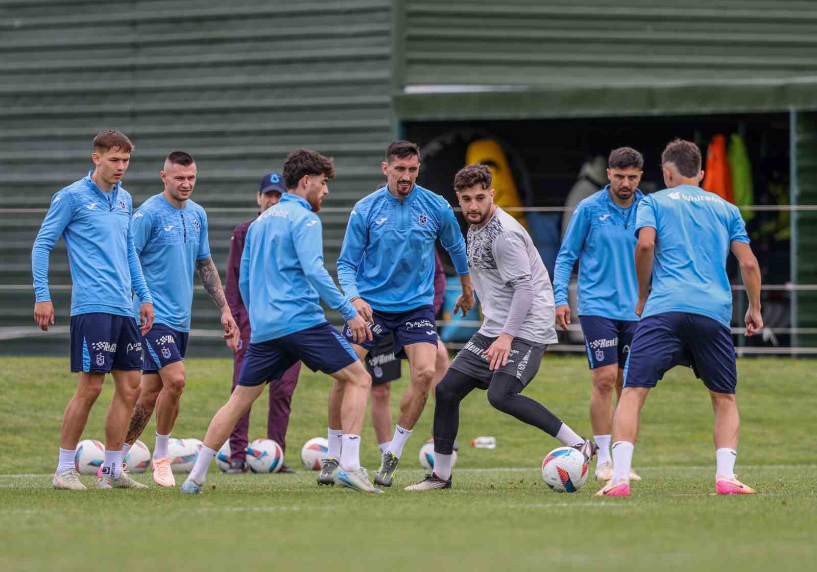 trabzonspor-antalyaya-genc-futbolculariyla-gitti