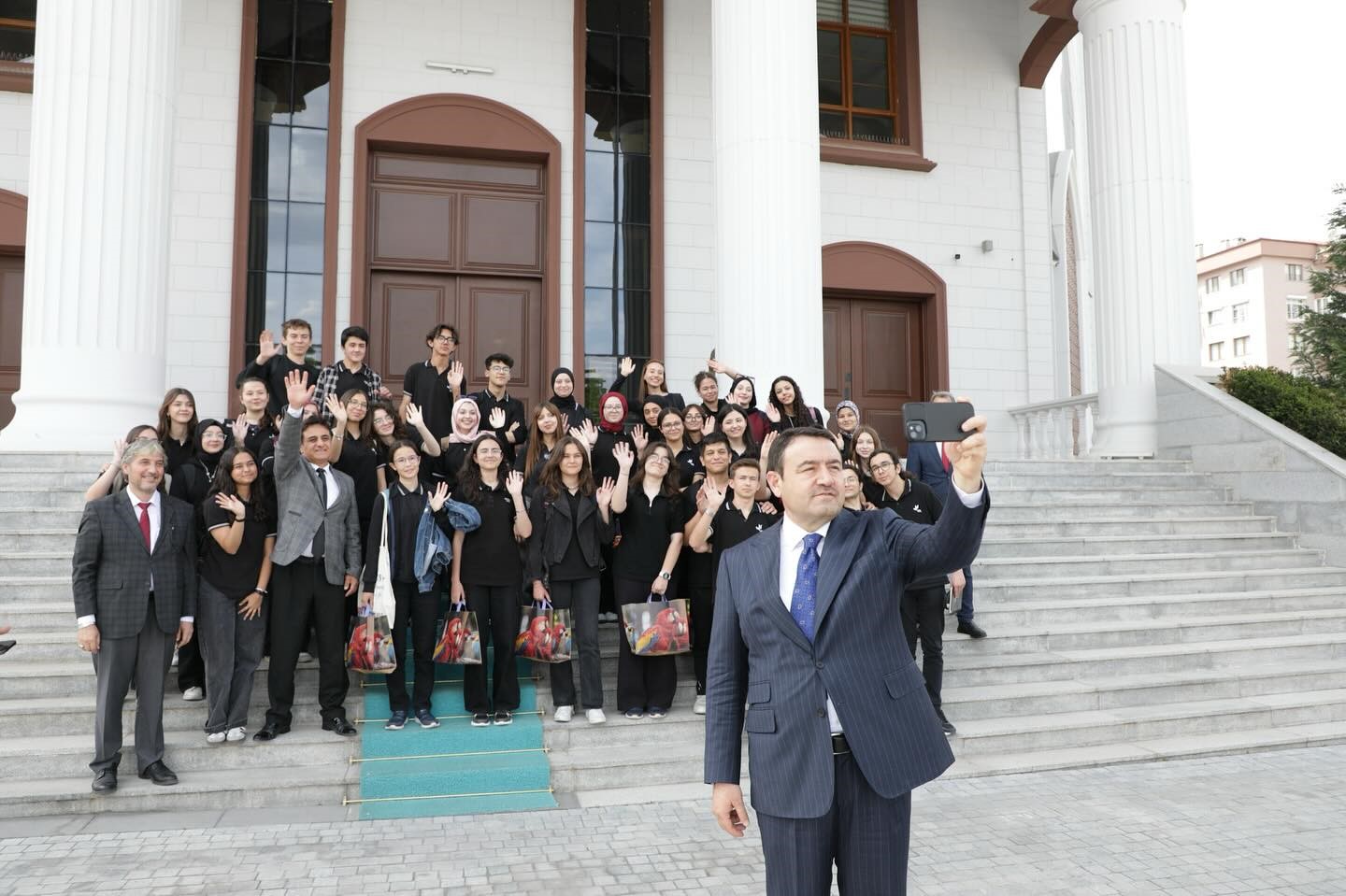 vali-musa-isin-genclerle-turkiye-yuzyili-kariyer-firsatlari-panelinde-bulustu