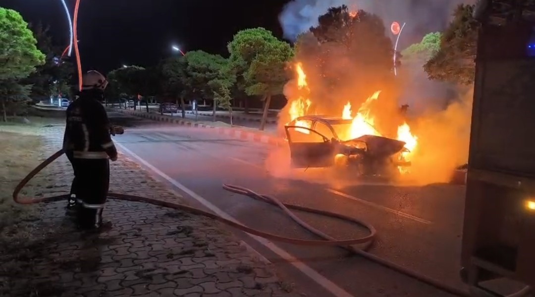 vanda-park-halindeki-araca-carpan-otomobil-alev-alev-yandi