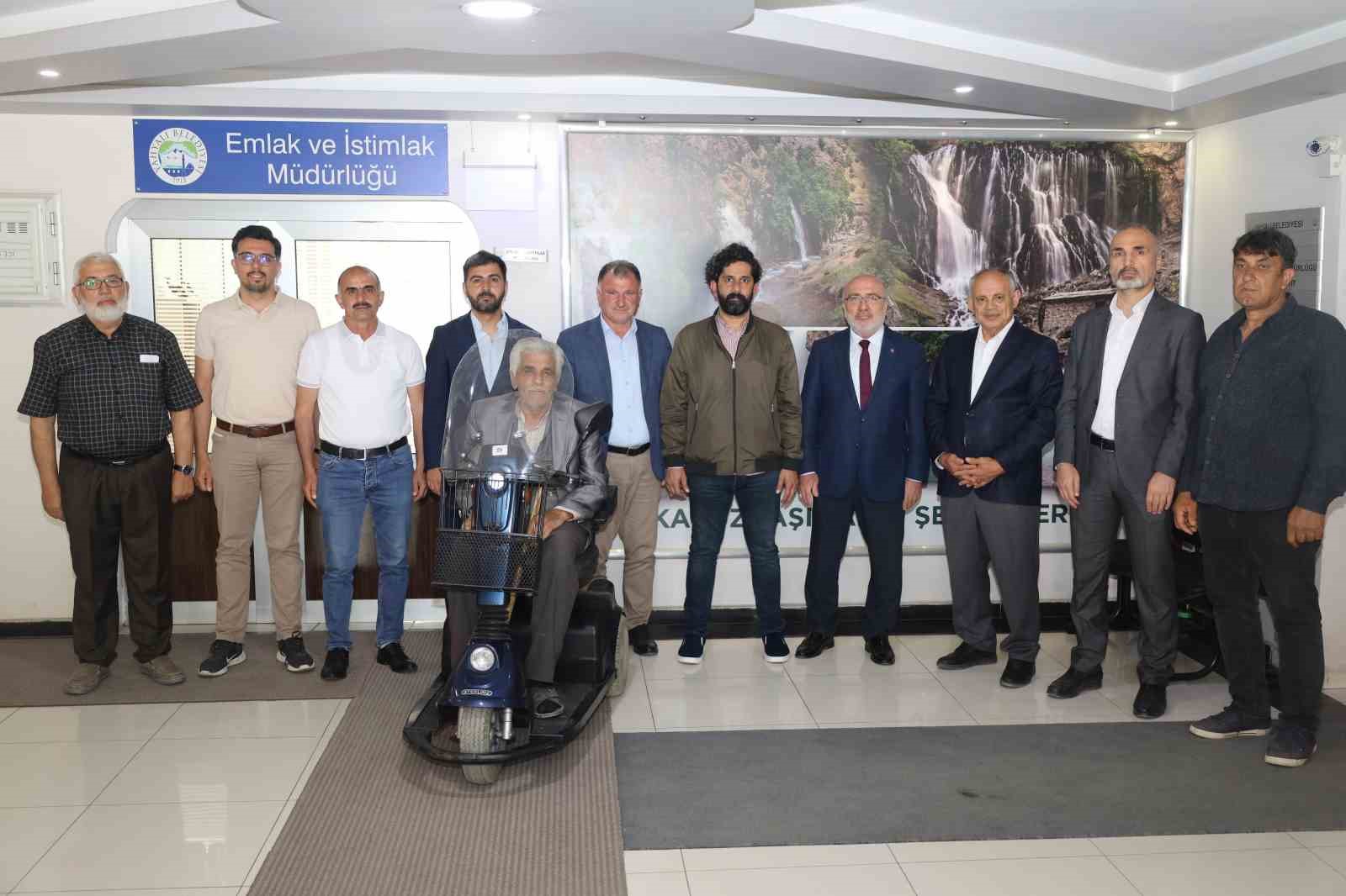 yahyali-belediyesinden-engelli-vatandasa-akulu-arac-destegi