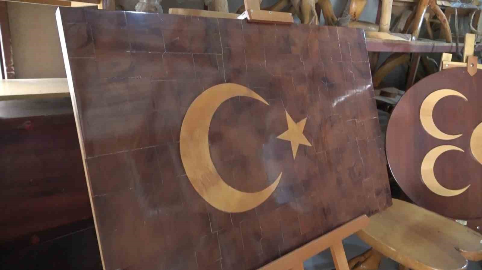 76-yasindaki-usta-15-temmuz-sehitleri-icin-246-parcadan-turk-bayragi-yapti