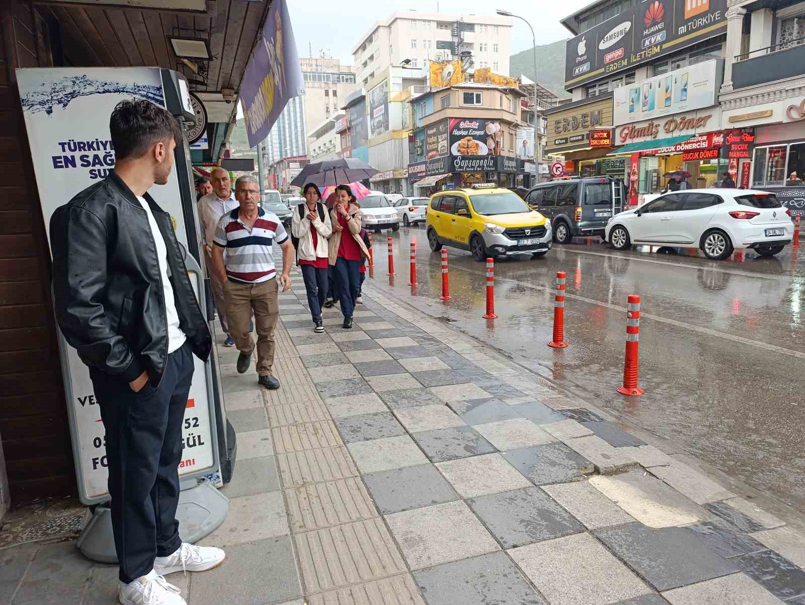 afyonkarahisarda-beklenen-yagis-basladi-bir-cok-kisi-zor-anlar-yasadi