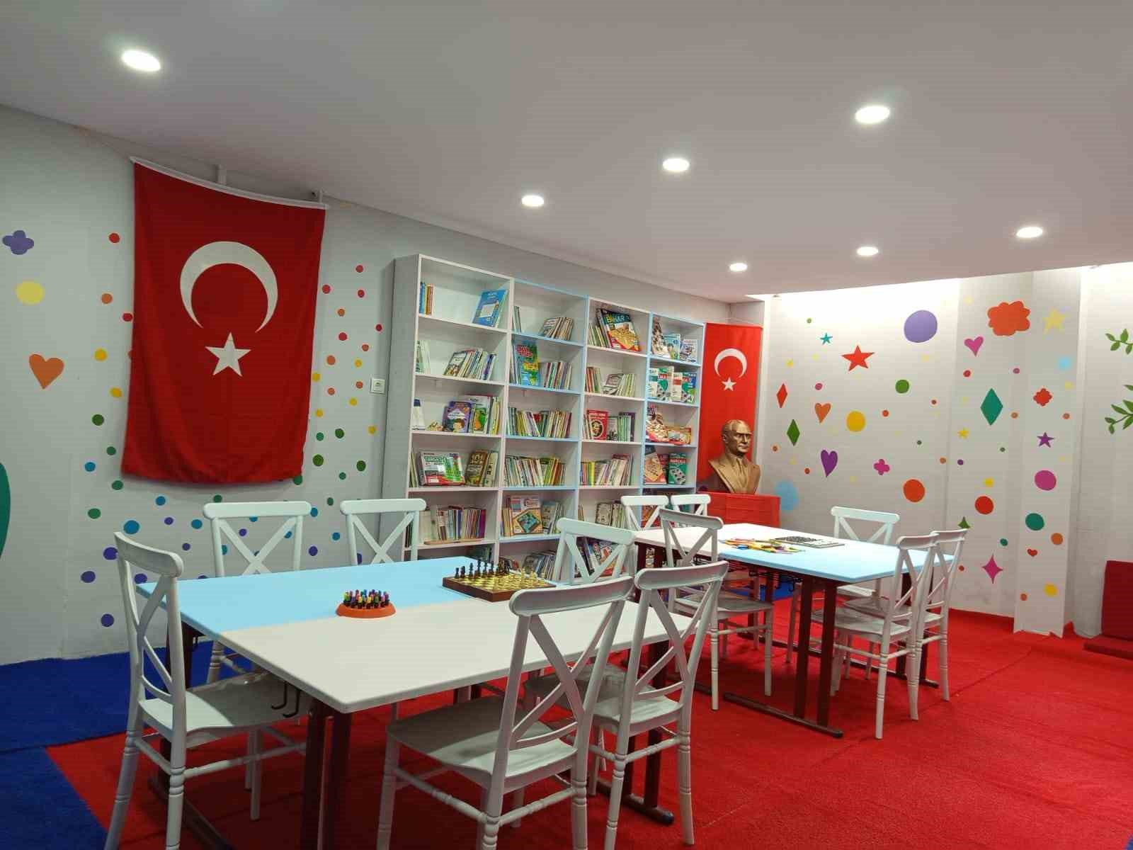 akdenizli-ogrenciler-hatayda-kutuphane-kurdu
