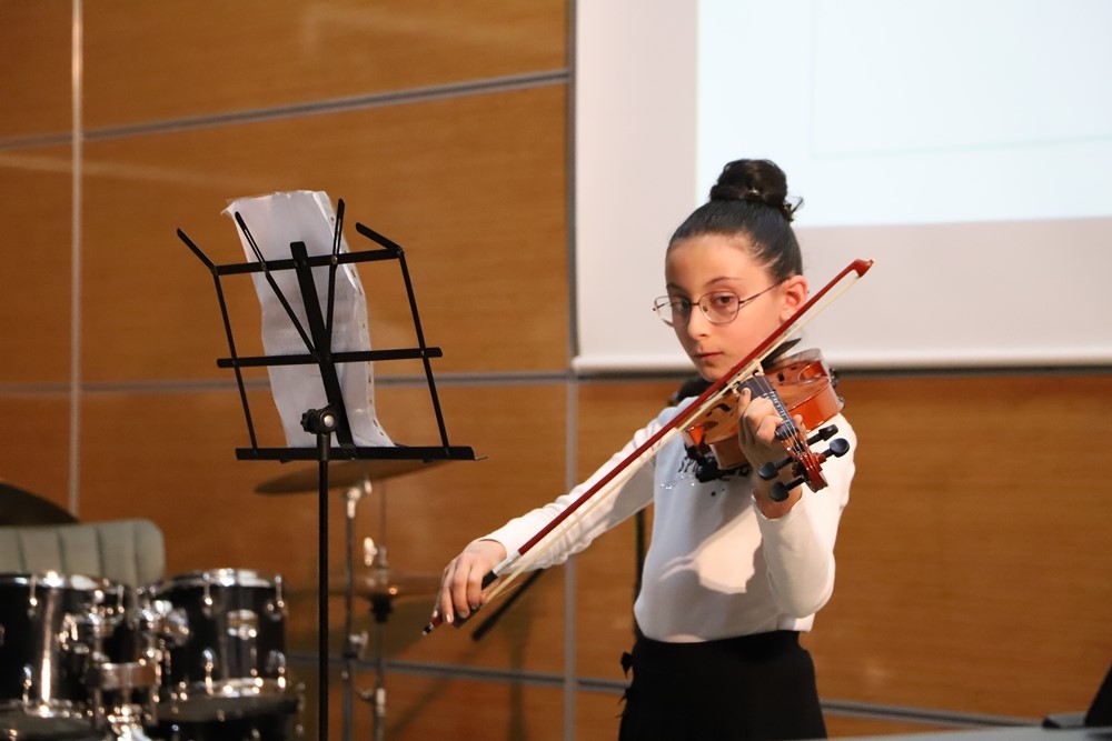 ardahan-belediyesi-nuri-vatan-kultur-merkezinin-yilsonu-gosterilerine-yogun-ilgi