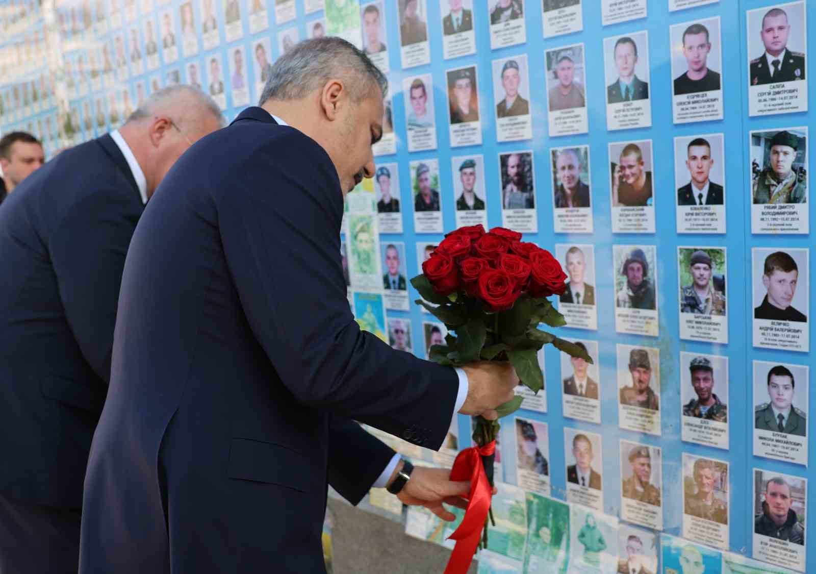 bakan-fidan-kievde-anma-duvarina-cicek-birakti