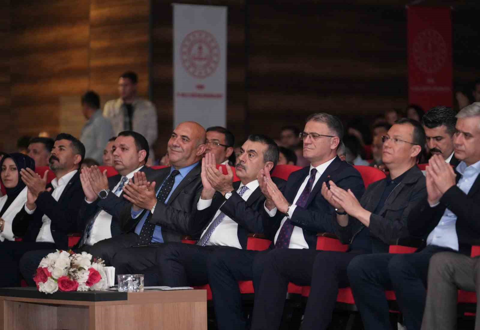 bakan-tekin-vanda-maarif-orkestrasi-ve-halk-danslari-toplulugunun-gosterisini-izledi