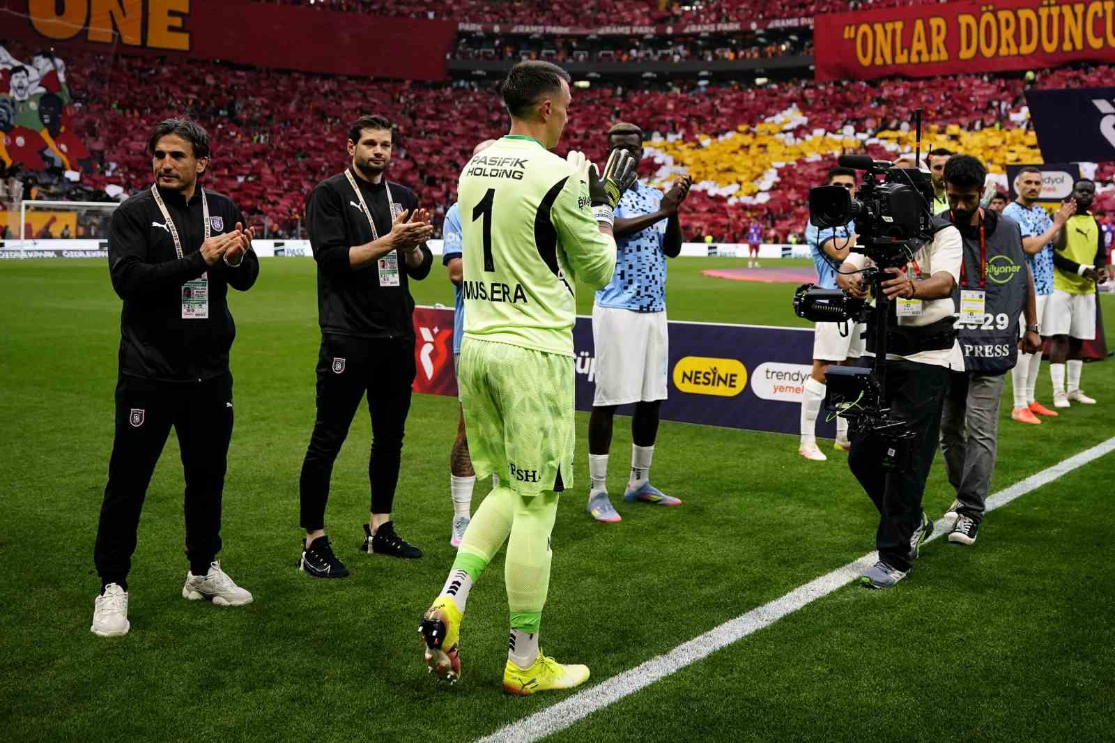basaksehir-sampiyon-galatasarayi-alkisladi