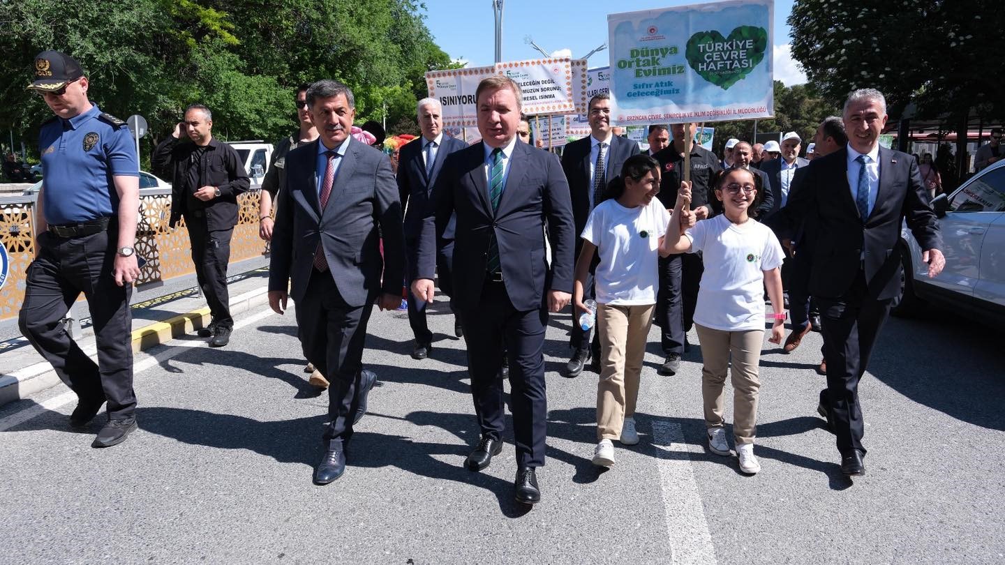 cevrene-iyi-bak-plastik-kirliligi-ile-mucadele-temali-farkindalik-yuruyusu-duzenlendi