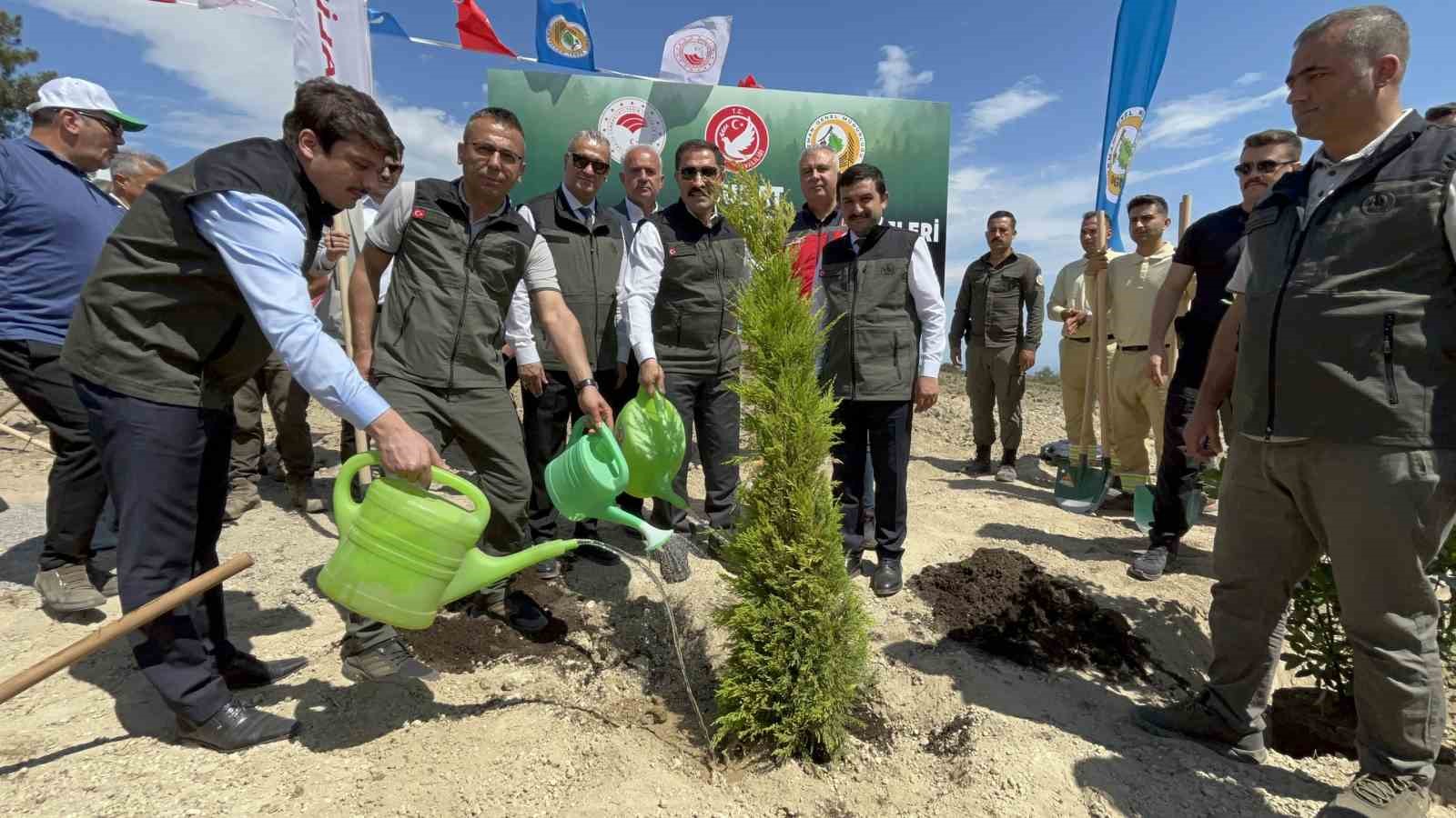 deprem-sehitleri-icin-binlerce-fidan-toprakla-bulustu