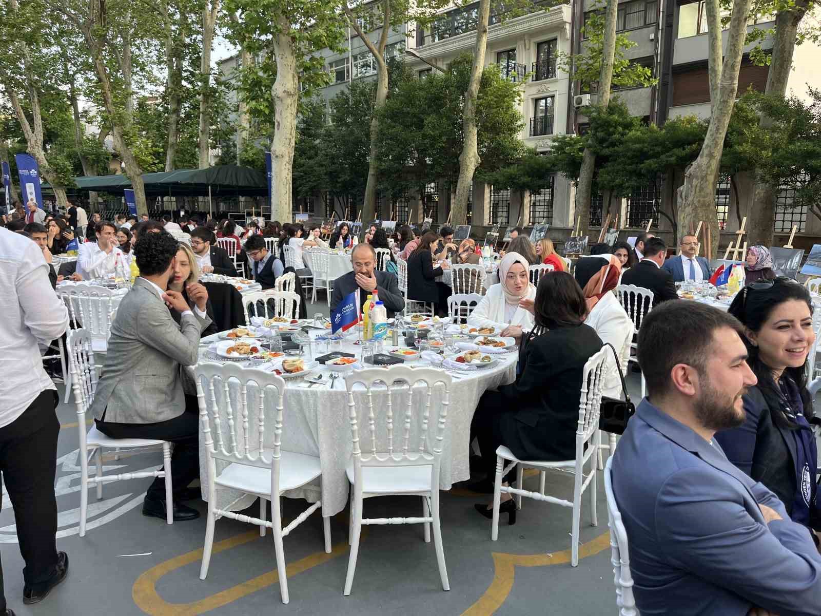 istanbul-erkek-lisesinde-asirlik-okullar-vakfi-olaganustu-genel-kurul-ve-lansman-toreni-duzenlendi