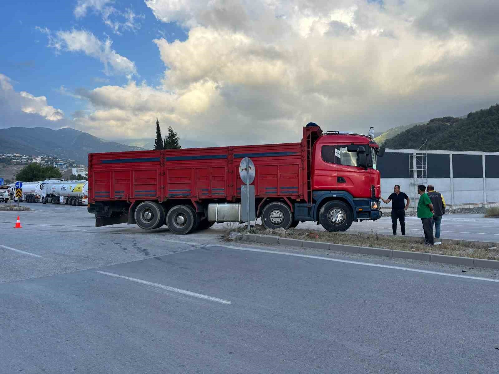 kamyonet-ile-otomobil-carpisti-1-yarali