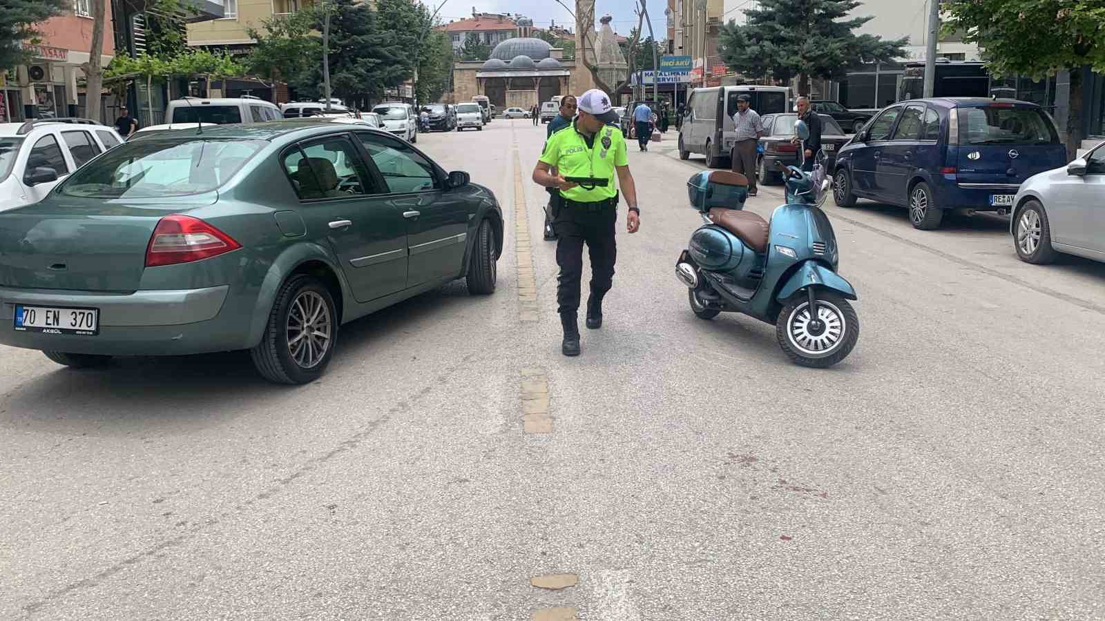 karamanda-otomobille-carpisan-motosikletli-yaralandi