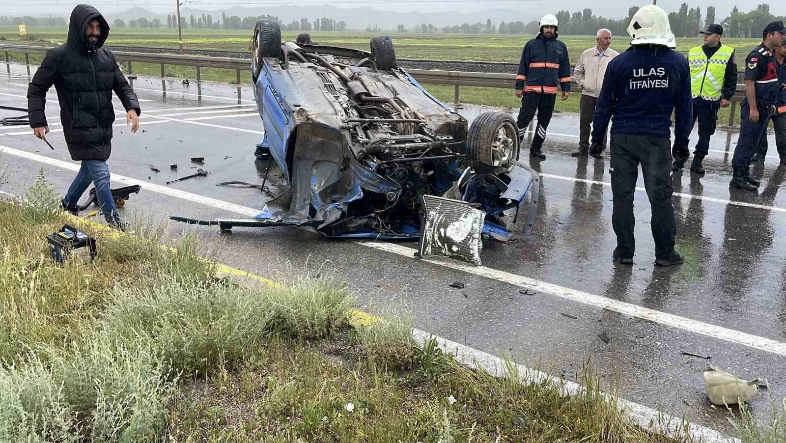 karsi-seride-gecip-iki-araca-carpan-otomobil-takla-atti-1-olu-4-yarali