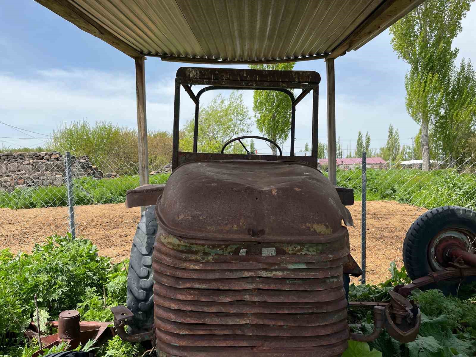 karsta-baba-hatirasi-traktoru-73-yildir-sakliyor